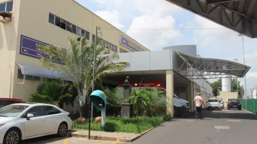 Homem arromba portão com carro, invade casa e ateia fogo em ex‑esposa e mãe em Teresina