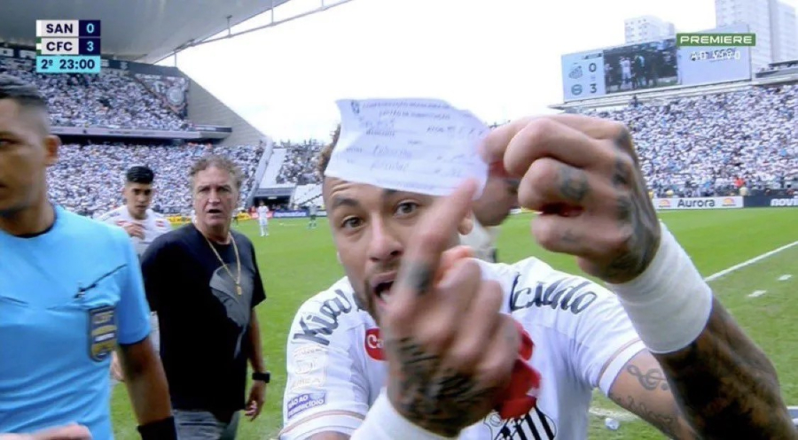 Neymar sente a panturrilha e é substituído 'por engano' na sua última partida antes da convocação