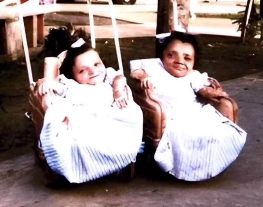 Quem lembra das gêmeas Zezé e Zuzu, que amavam os Festejos de Santo Antônio e estavam sempre na calçada de sua residência no Centro Histórico de Campo Maior?