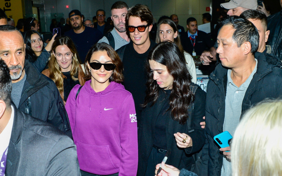 Nicholas Galitzine e Camila Mendes atendem fãs ao desembarcar no Brasil