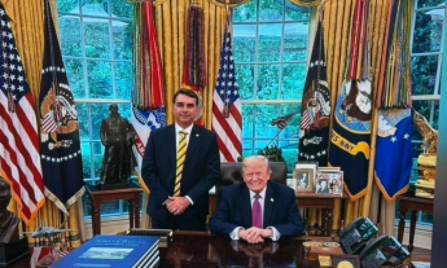Flávio Bolsonaro se encontra com Trump na Casa Branca