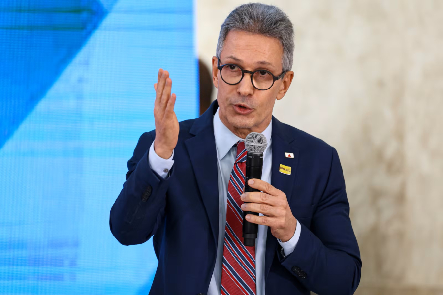 Zema recebe ultimato do Novo sobre Flávio Bolsonaro