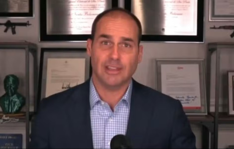 Jornalistas interpretam fala de Eduardo Bolsonaro como  sugestão para substituir o PIX; ex-deputado se manifesta