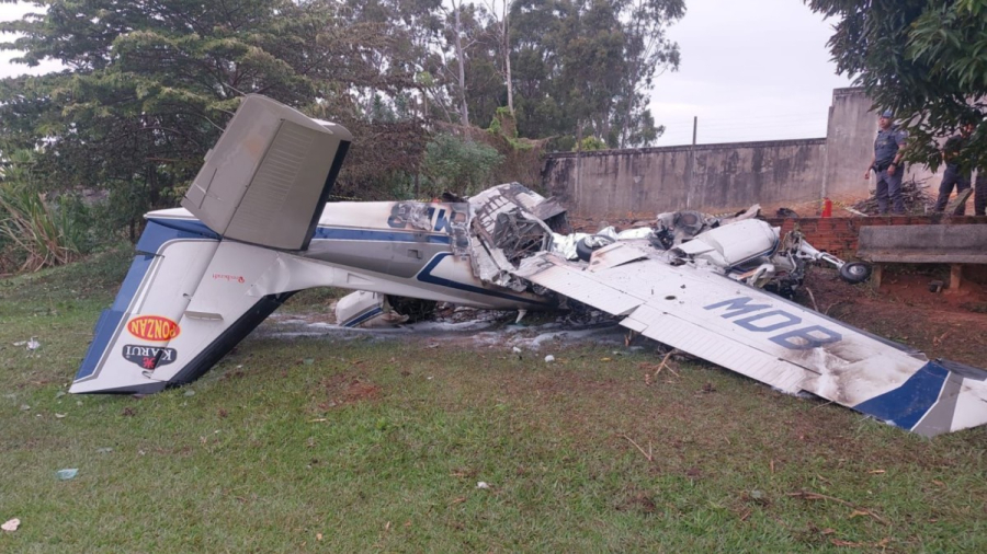 Avião de pequeno porte cai e deixa ao menos dois mortos no interior de São Paulo
